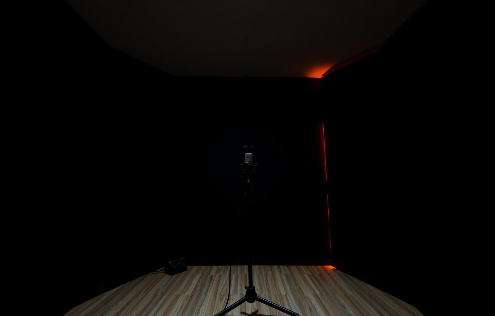 Minimalistisches Home-Studio für Beatbox mit Mikrofon, Akustikpaneelen und warmem Licht